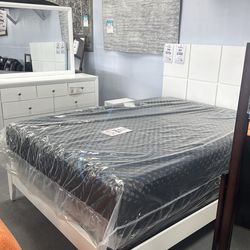White queen size 4pc bedroom set