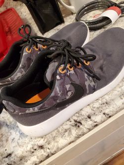 Womans nike runners camo/orange