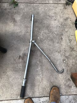 Manhoe lip puller