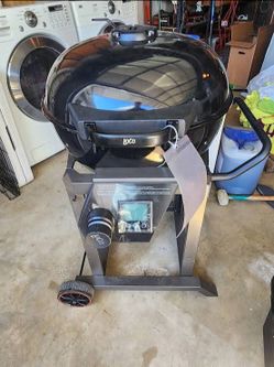 Band new loco 22.5in smart temp charcoal grill