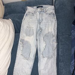 Aeropostale Light Wash Women’s Distressed Jeans