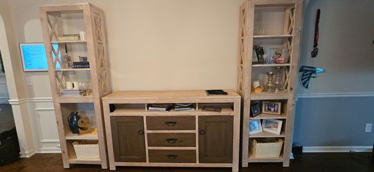 ROOMS TO GO 3 PIECE WALL UNIT