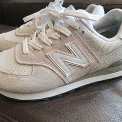 New Balance Classic 574   size 7 woman's.    9.9 cosmetically