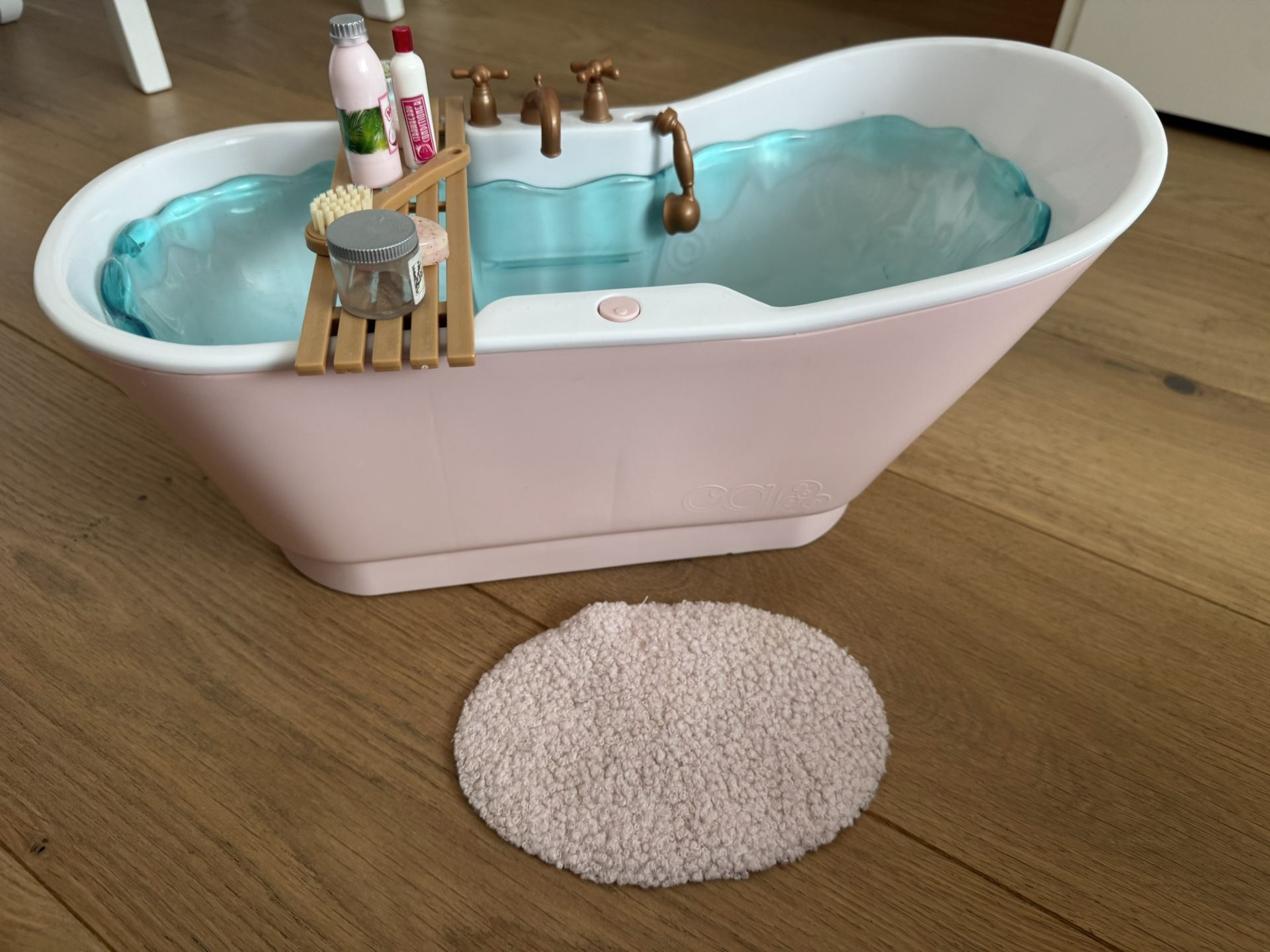 Toy bathtub for dolls