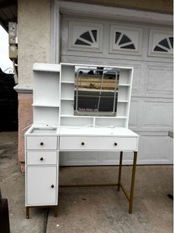 Vanity set with mirror light