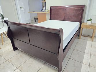SE VENDE HERMOSA CAMA DE MADERA TAMAÑO FULL O MATRIMONIAL.  INCLUYE BOX SPRING Y COLCHÓN.
