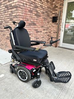 QUICKIE Q300 M Mini Power Wheelchair – Like New – Power Tilt, Recline & Leg Extention