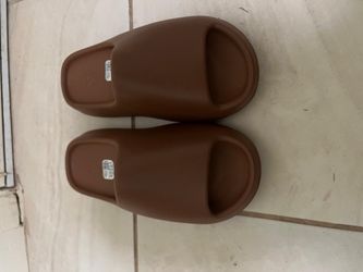 Men’s Yeezy slides