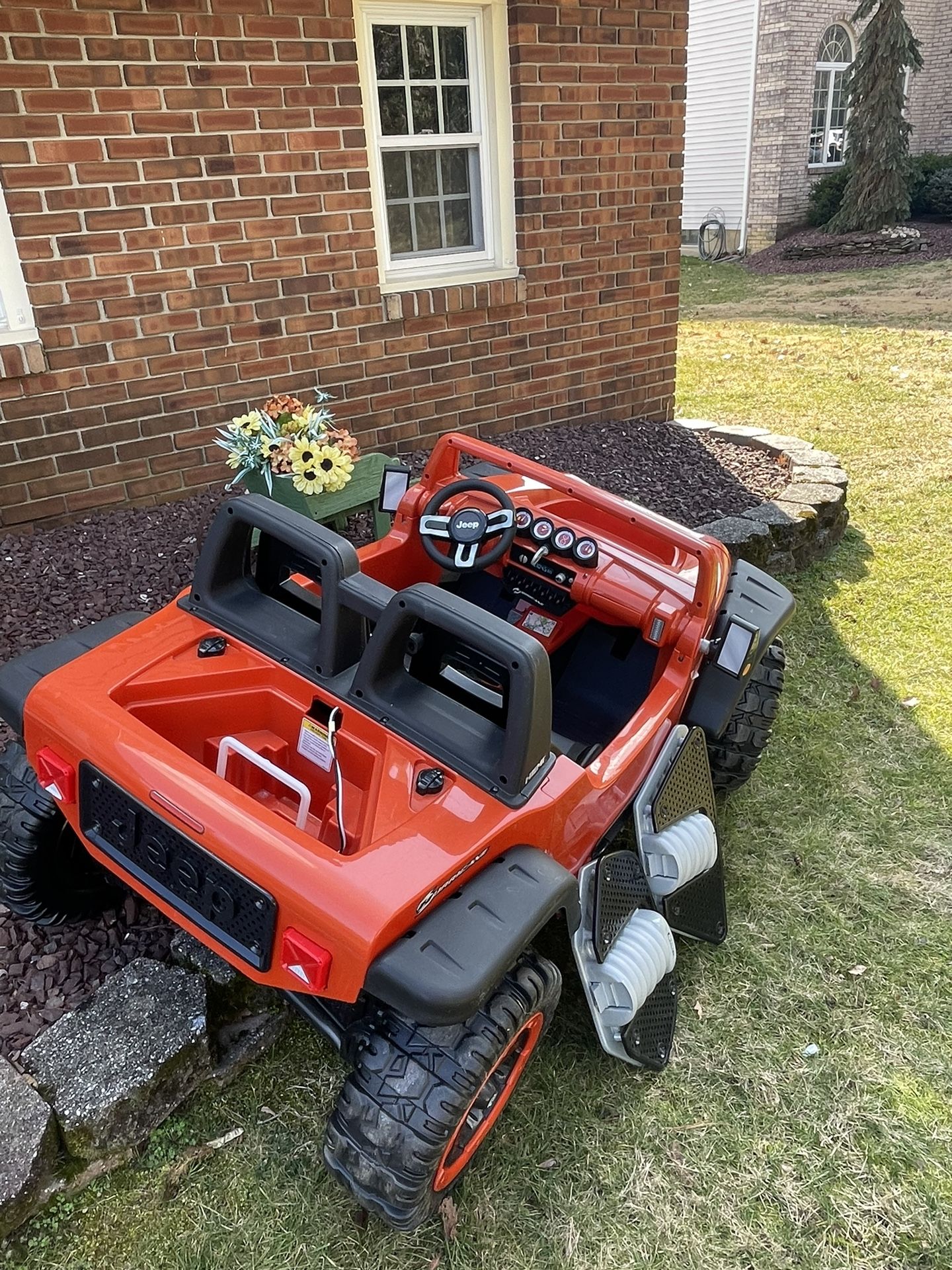 ORANGE TWO SEATER FISHER PRICE 12 VOLT JEEP WRANGLER HURRICANE POWER WHEELS