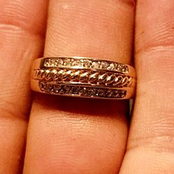 Woman's Beautiful 14kt Gold Diamond Ring