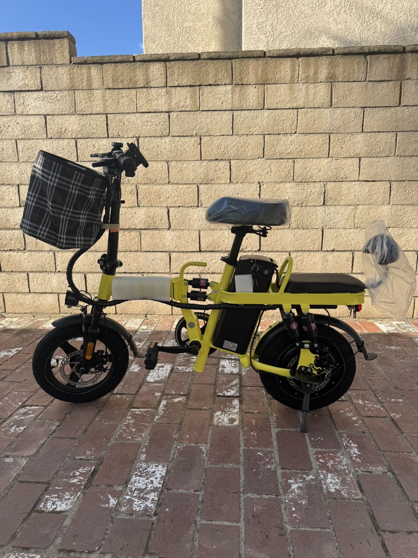 Folding electric bicycle