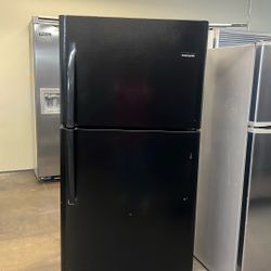 FRIGIDAIRE APARTMENT SIZE TOP FREEZER IN BLACK 