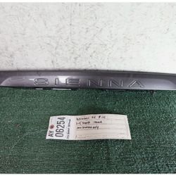 2011 - 2012 - 2013 - 14 - 2015 TOYOTA SIENNA REAR TAILGATE LID TRIM MOLDING OEM AY06254