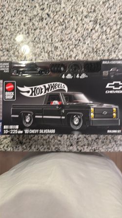 Hot Wheels Brick Shop '83 Chevy Silverado Building Set