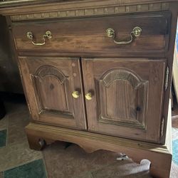 Beautiful Thomasville Solid Wood End Table 