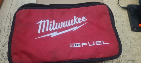 Milwaukee
M12 FUEL 12V Li-Ion Brushless Cordless Stubby 1/2 in. Impact Wrench Kit w/(3) Batteries