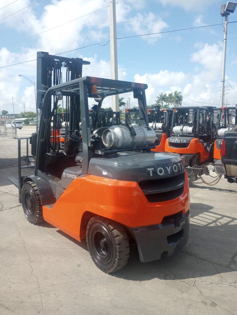 FORKLIFT TOYOTA 2017 PNEUMATIC