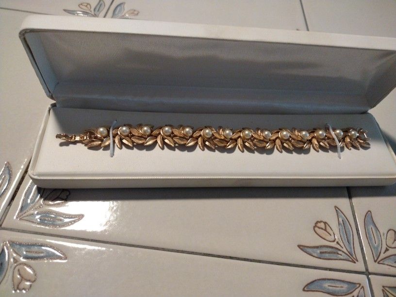 Beautiful Vtg Avon Faux Pearl Bracelet