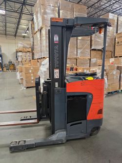 Toyota reach forklift " Needs attn" nessesita reparacion"