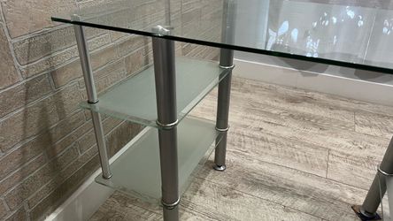 Desk Glass table.  Escritorio de vidrio