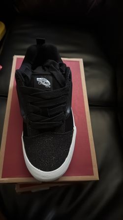 These was a gift but can’t fit ! Both authentic vans