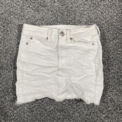 White American Eagle High rise mini skirt with frayed hem 