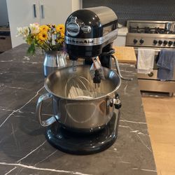 Black 7 Quart Kitchen Aid Mixer