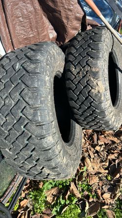 Cuatro llantas más de media vida tienen las llantas 250 por todas cuatro llantas