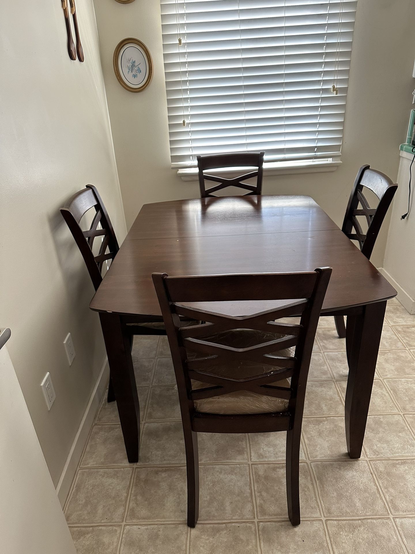 Kitchen Table Set (4 Chairs) Great Condition