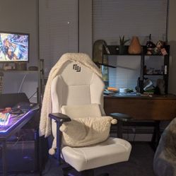 MainGear Gaming Chair