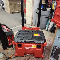 Milwaukee
PACKOUT 22 in. Rolling Modular Tool Box Low Profile Handle