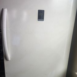 INSIGNIA CONVERTABLE UPRIGHT FREEZER/REFRIGERATOR 17 CU