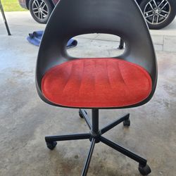 SWIVEL DESK CHAIR ON WHEELS WITH ADJUSTABLE HEIGHT LEVER.