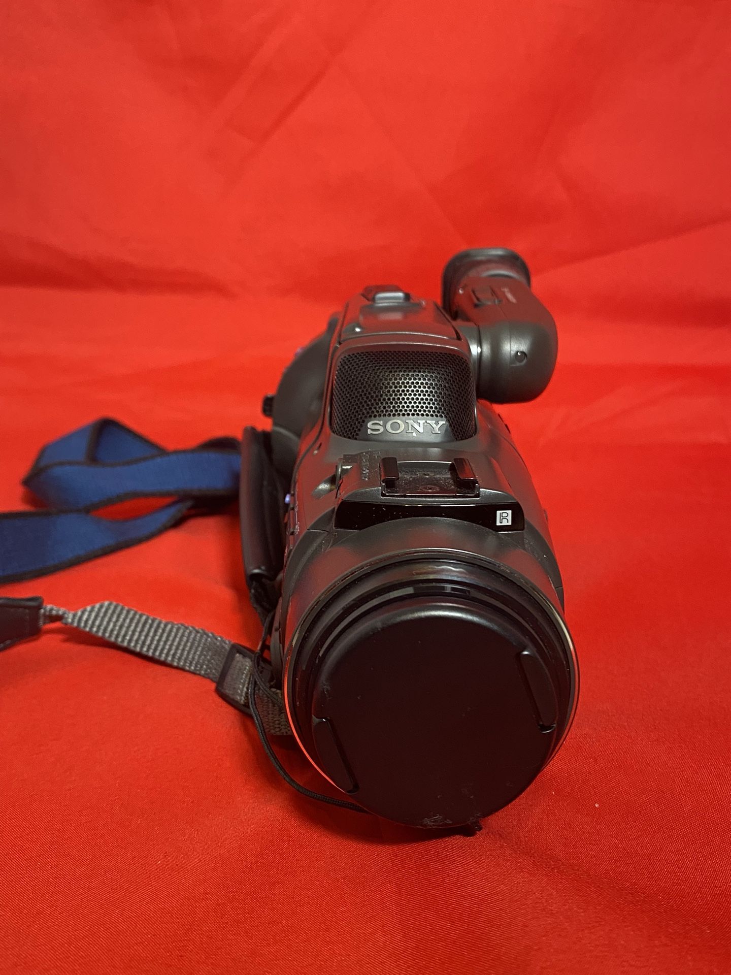 Sony CCD-FX311 Handycam Video 8 Camera PARTS OR REPAIR ONLY. It Does Power On