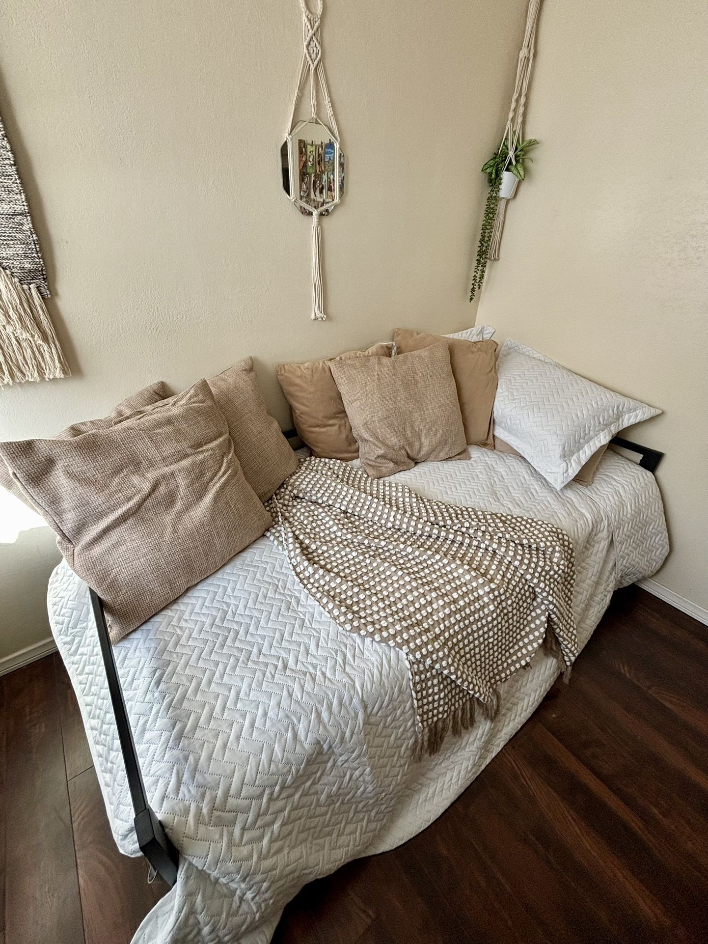 Twin Size Day Bed With Mattress