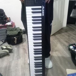 Keyboard And Drum Machine 