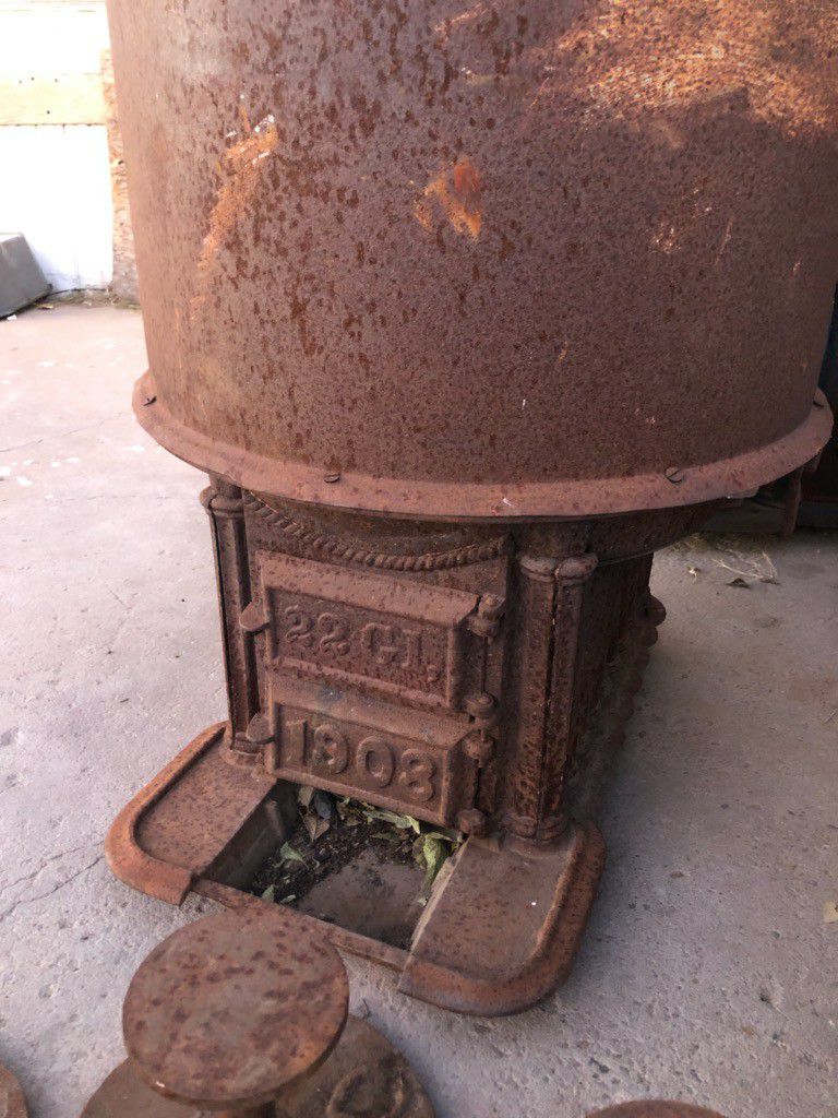 1908 Cast Iron cauldron ( scalding pot) 20 gallon pot w/ wood stove