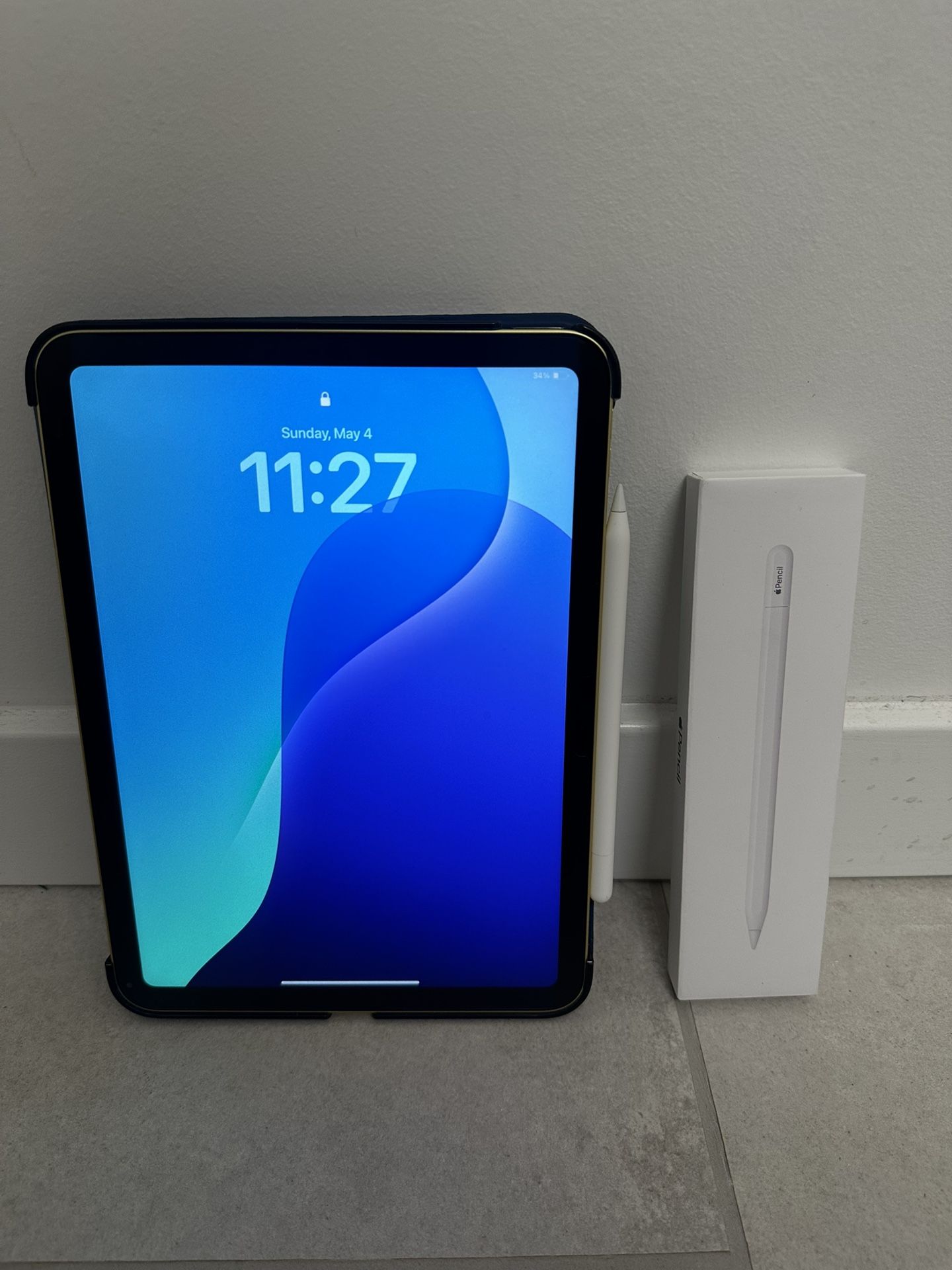 iPad (10th gen/64gb) Bundle - Like New