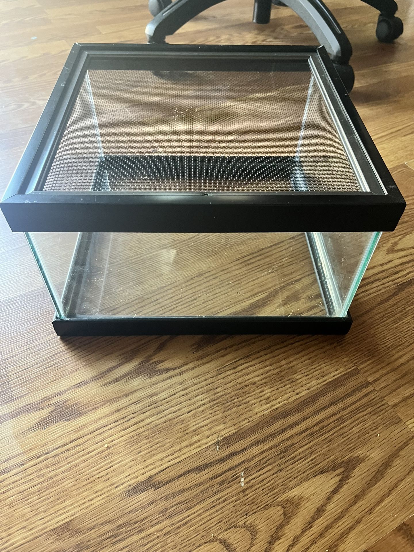 Reptile cage enclosure Basically new. I only used it about a week before a got a bigger one