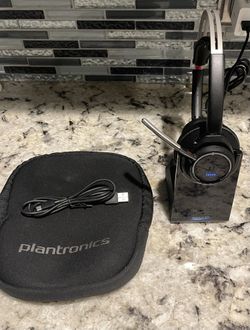 Plantronics Voyager Focus Headset W/charging Station