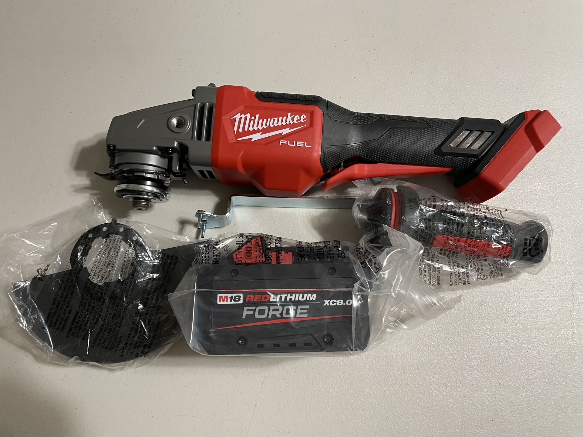 Milwaukee M18 FUEL 18-Volt Lithium-Ion Brushless Cordless 4-1/2 in./6 in. Braking Grinder with Paddle Switch And 8.0 Battery
