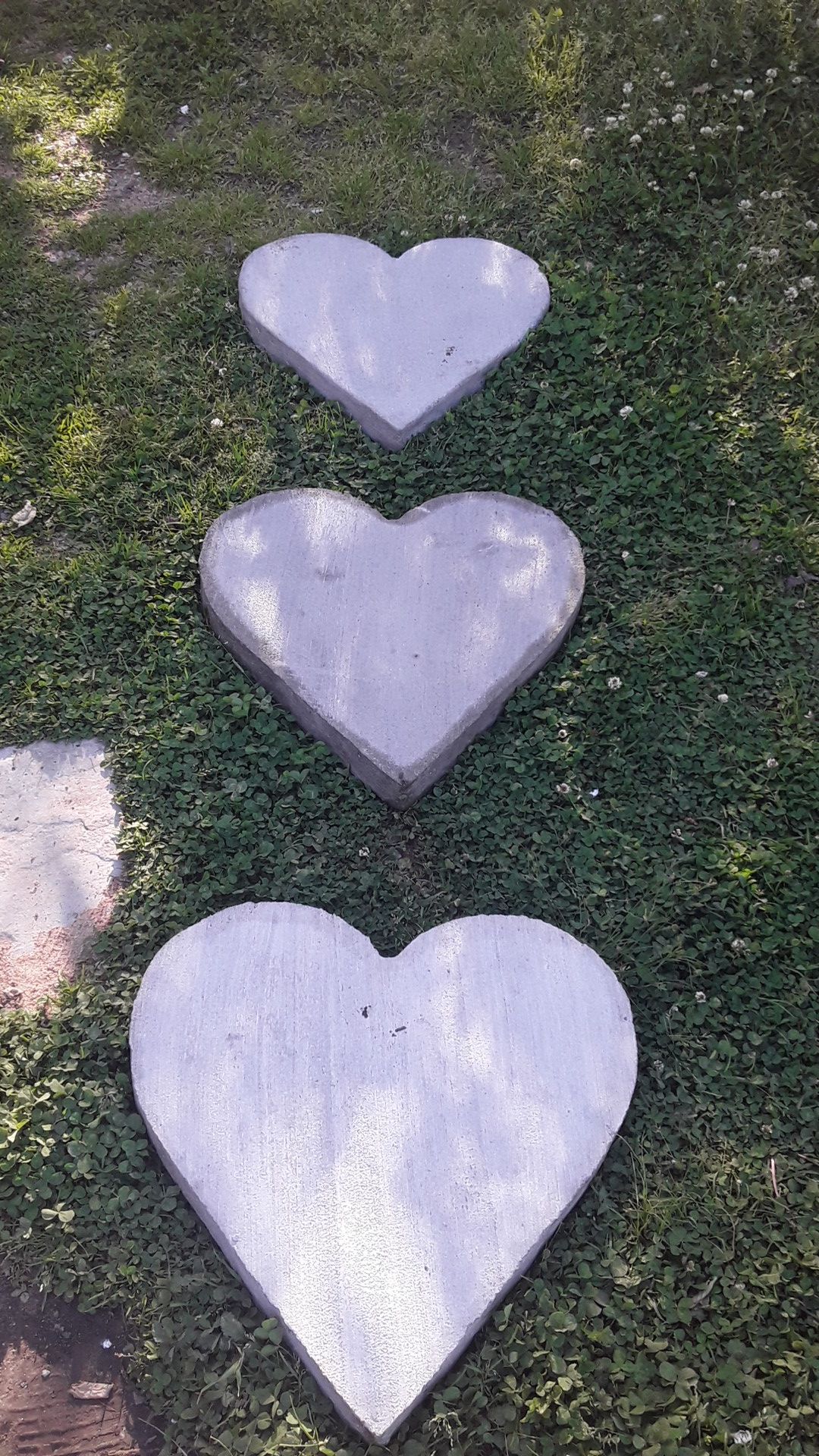 Piedras en forma de corazones para decorar yardas