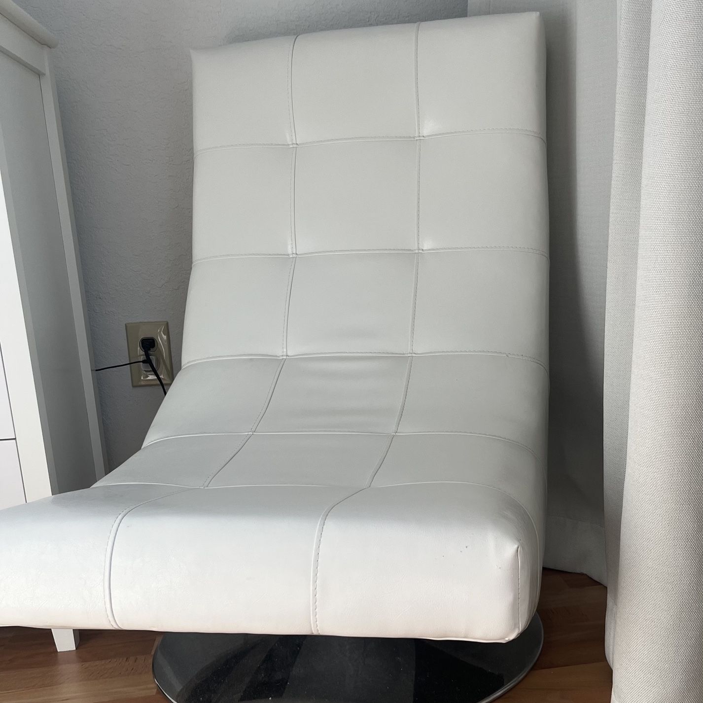  Chair White