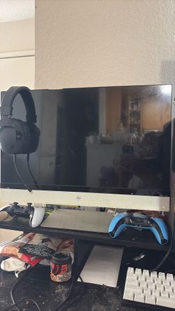 Gaming PC with monitor and other streaming devices