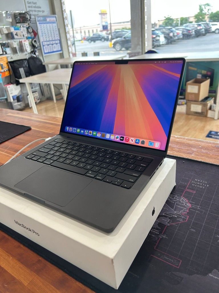 Apple MacBook Pro 14-inch 2023
(M3 PRO)18GB 1TB IN BOX LIKE NEW