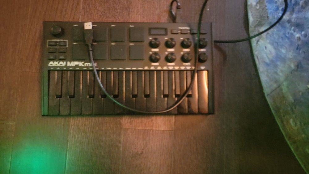 AKAI MPK Mini MIDI