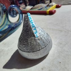 Rare Vintage Hershey Kiss Globe Inside Music Box. 