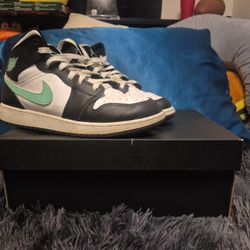 Nike Air Jordan 1s Mid (GS)