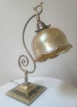 VIntage Vandermark signed brass table lamp with an iridescent gold pulled feather art glass shade.