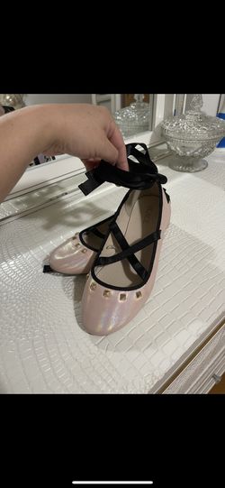 Place Flats 🥿 Size 4 For Big Girls , Perfect Conditions Used Once, It comes with ribbons that tie around the leg. 